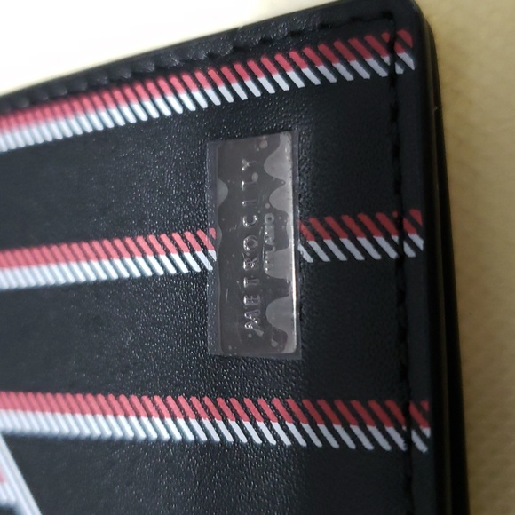 Black and Red Striped Cover - Picture 4 of 4